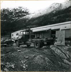 Vannkraftutbygging, lastebil og brakker.