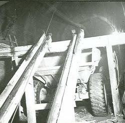 Vannkraftutbygging, lastebil ved heisanordning inne i tunnel