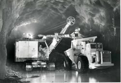 Vannkraftutbygging, fjernar stein inne i tunnelen.