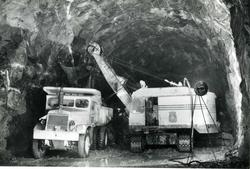 Vannkraftutbygging, rensking av stein inne i tunnelen.