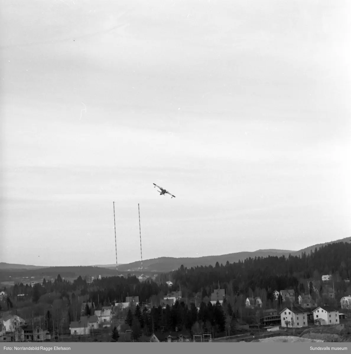 T-flyg med Hasse Thelin i sitt plan "Pian" vid Alnöbron.