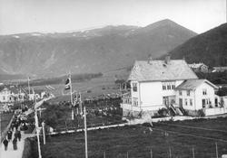 Kong Haakon VII besøker Stokmarknes i 1907. VDS representasj