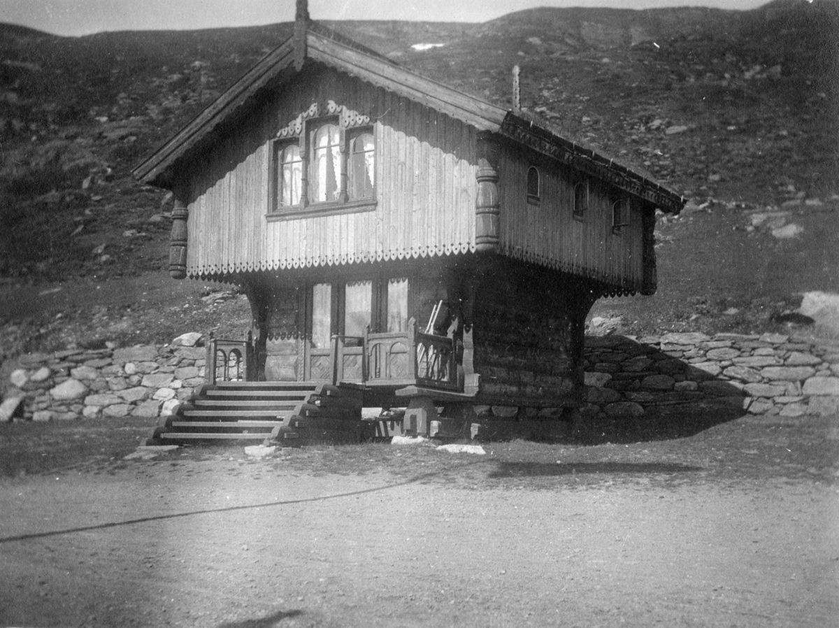 Fotoarkivet etter Gunnar Knudsen. Stabbur på Haukeliseter fotografert august, 1911.