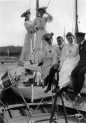 Fotoarkivet etter Gunnar Knudsen. Mennesker ombord på seilbå