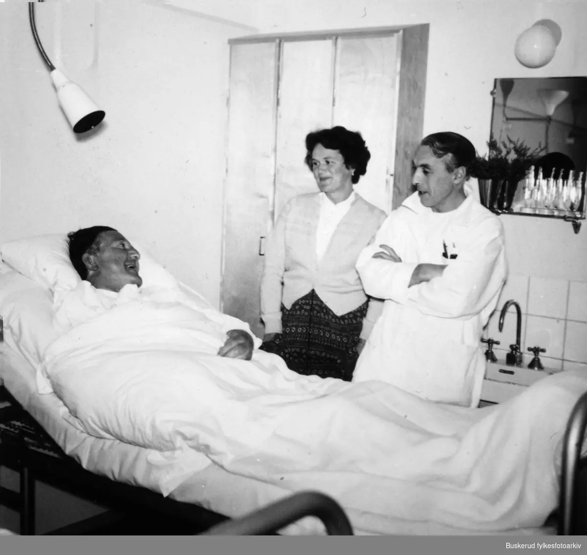 Elling M. Solheim og Kirsten Solheim sammen med lege Rosseland på Kongsberg sykehus *** Local Caption *** Elling M. Solheim