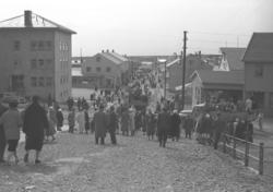17. mai-feiring i Vadsø. Mange mennesker går nedover gamle B