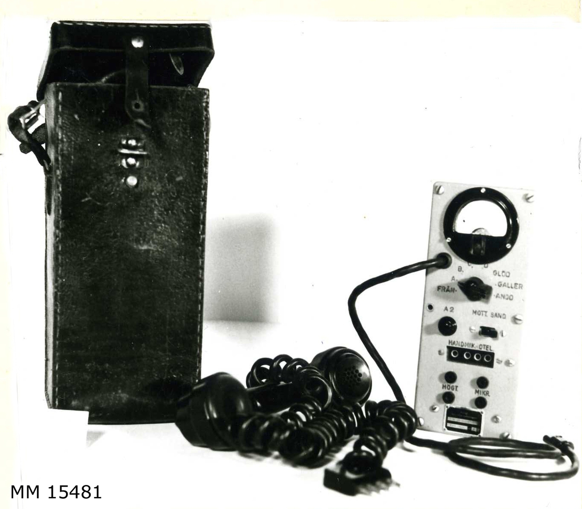 Kontrollbox för 5 W UK-station m/46 i rektangulär gråmålad låda med mätare överst, samt under denna tre stycken manöverknappar för inställninga av olika funktioner. En stickproppsförsedd handmikrotelefon medföljrer, avsedd att kopplas in i uttag under ovan nämnda manöverknappar. Hela utrustningen med unfantag av handmikrotelefonen förvaras i ett svart läderfodral med bärrem.
På fastnitad skylt: "Kungl Marinförvaltningen, 5 W UK-station M/46, Kontrollbox nr 131". Handmikrotelefonen märkt med tre kronor.