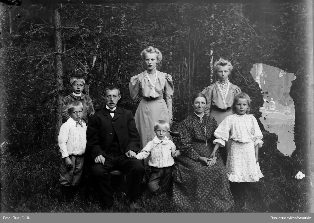 Personene er : Kittil o. Rønningsdalen(1851-1922) og kona Marte Olsd. Rønningsdalen (1851-1926) Barn:Ingeborg 1880 ,  Thora 1882  , Martine 1884, Ola 1886,  Anders 1888 og Jon 1893.
Jondalen 1898