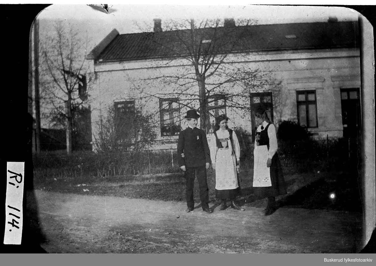 Kaffistova på S.Torg.
F.v. Fredrik Larsen, Petra Larsen, Olga Jørgensen
1911