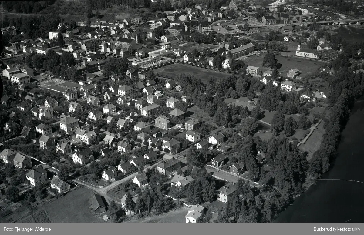 hele sentrum sett fra sør
Storgaten, Owerensgate, Kongensgate, Livbanen
Hønefoss bru og Hønefossen i bakgrunnen
1953