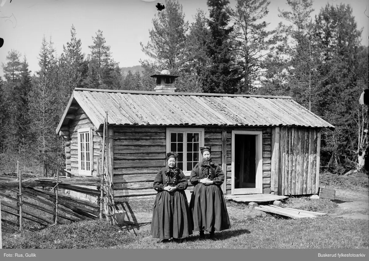 Dette er Maret eller( Marit ) Aasen (1848-1935 og søstera Kari Aasen (1835-1911) Fra Flesberg.  Foto 1899