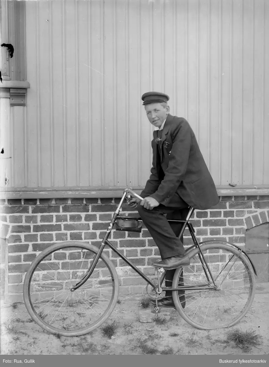 Oluf A. Skinnes på sykkel
1900