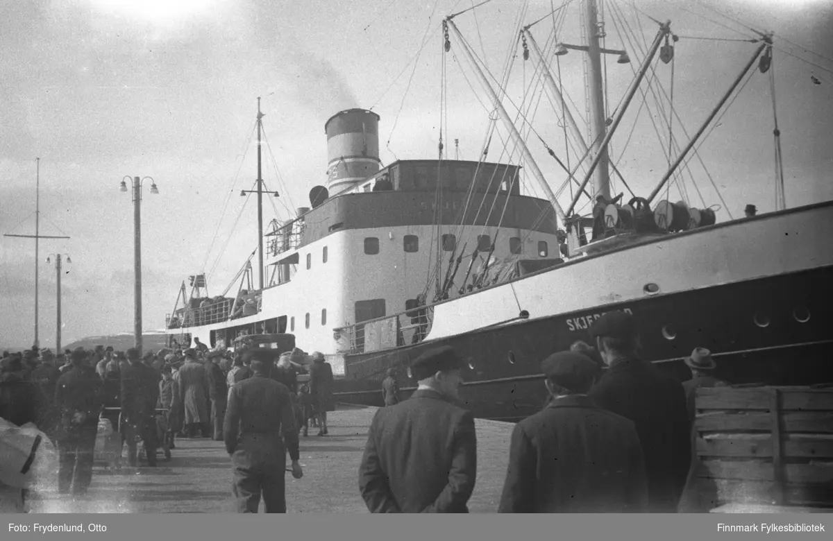 Hurtigruta D/S Skjerstad ved dampskipskaia i Vadsø i etterkrigstida. Skipet ble brukt som fangeskip da arresterte lærere ble deportert til straffarbeid i Kirkenes i 1942.