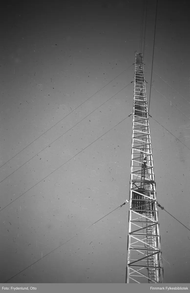 En av de nye radiomastene i Vadsø