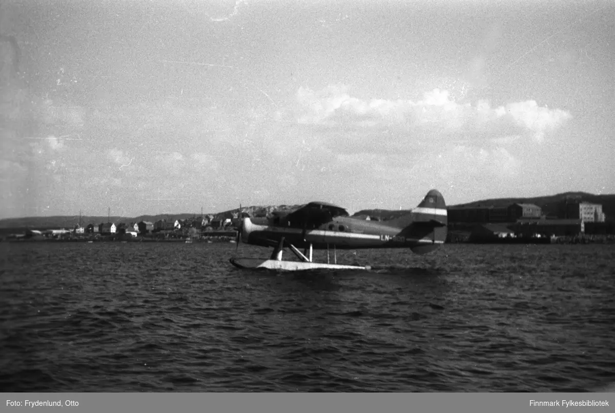 Sjøfly på havna i Kirkenes. Dette er et De Havilland Canada DHC-3 Otter - flyene ble kjøpt inn på 1950-tallet, og var i bruk hovedsakelig som kommunikasjonsfly, men også av forsvaret