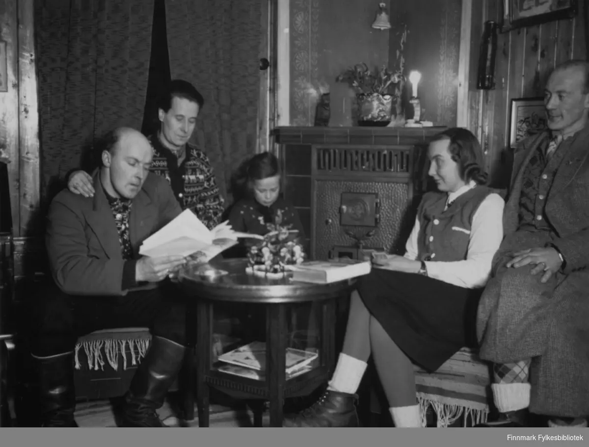 Nyttårhelga 1940, hos Aino og Onni Gunnari i Bugøyfjord. På bildet ser vi fra venstre Onni Gunnari, Aino Gunnari, Pia Gunnari, Ella Gunnari og Sverre Joki