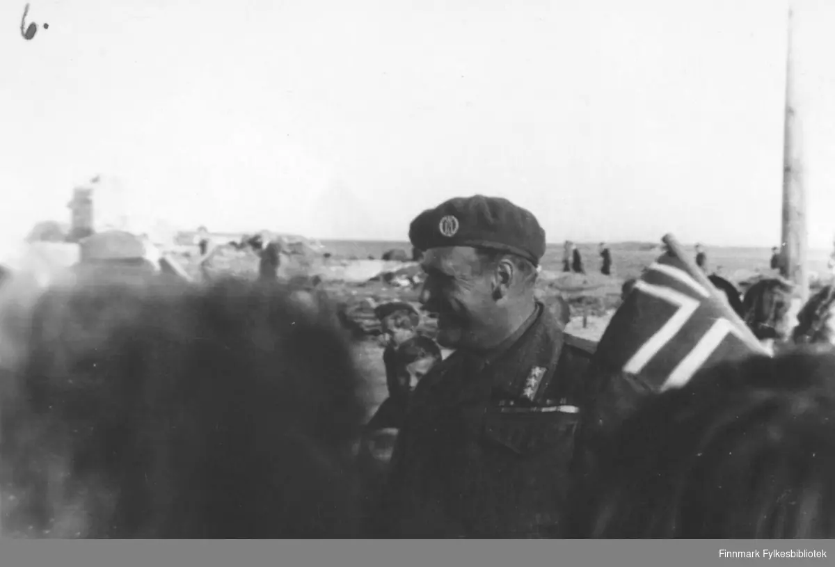 Bildet viser: Fra kronprins Olav's besøk sommeren 1945. Kronprins Olav hilser på folk.