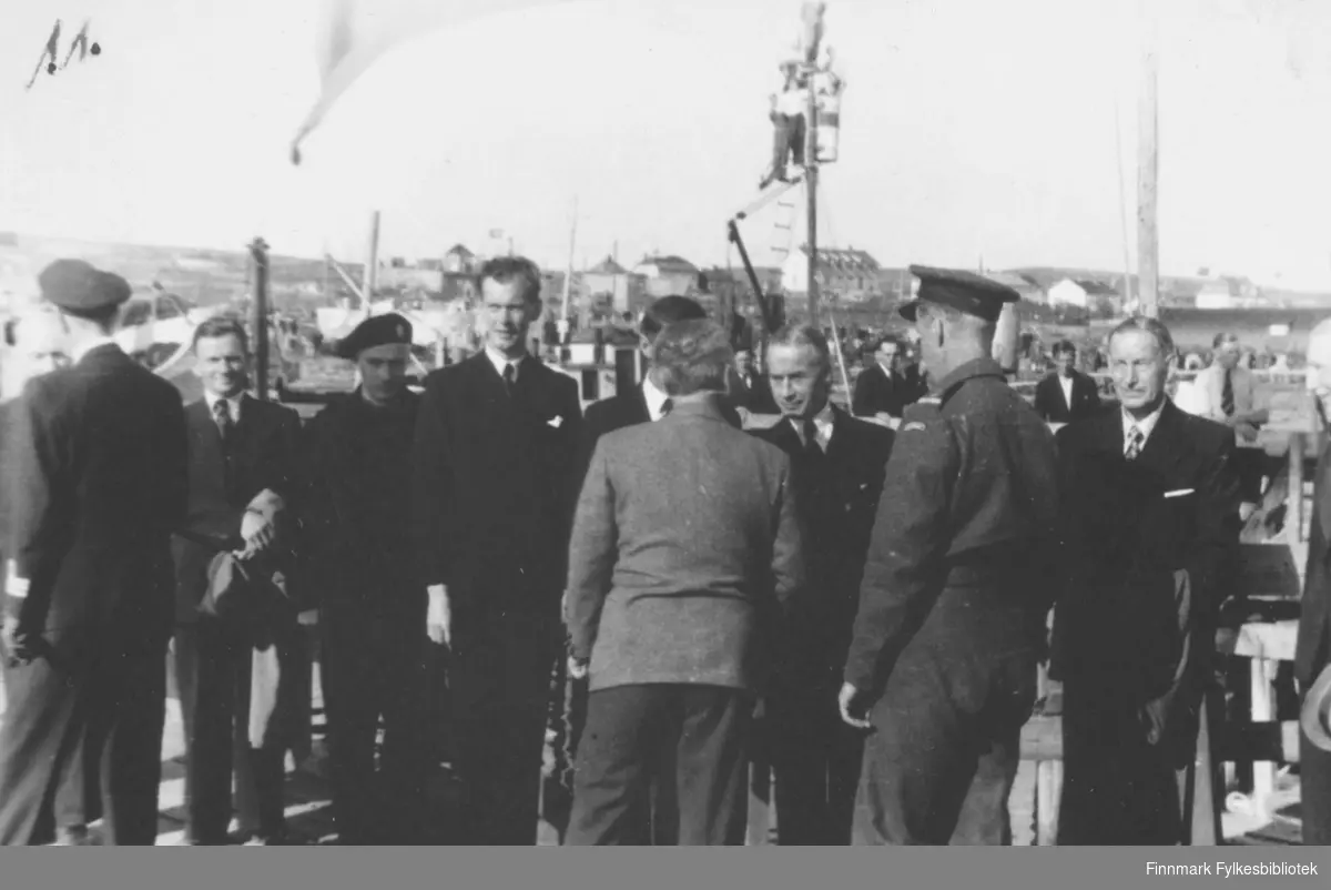Bildet viser: Fra kronprins Olav's besøk sommeren 1945. Folk venter på  kronprins Olav.