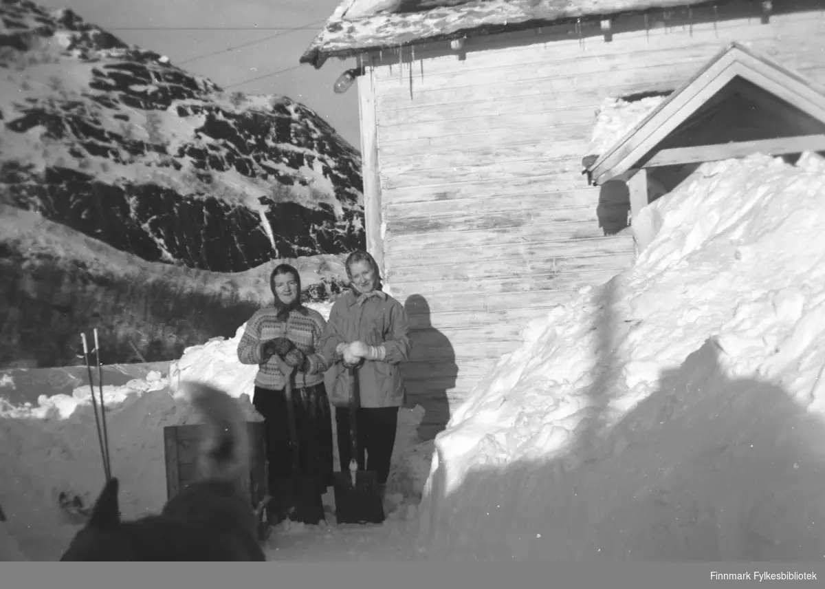 Snømåking på Mikkelsnes i Neiden, en vårdag, ca. 1950