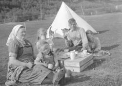 Måltid utendørs på Mikkelsnes, ca. 1935-1939. De har kaffe o