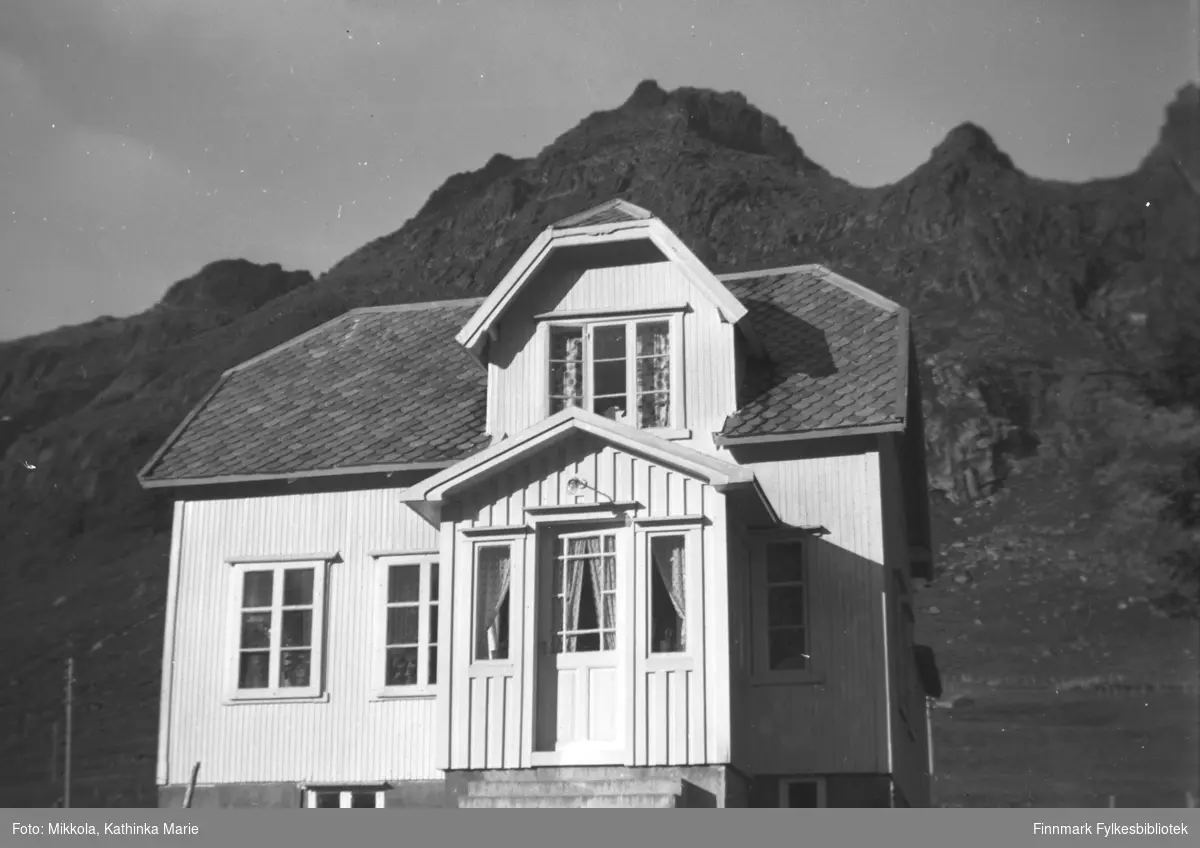 Fra Skjelfjord i Lofoten, Kathinkas barndomshjem? Et stort lyst hus med fjell i bakgrunnen