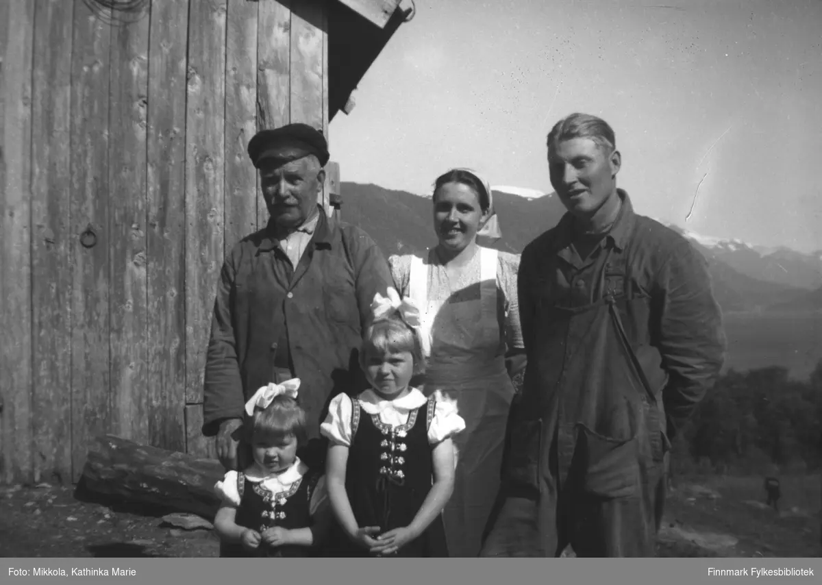 Til høyre Ivar Andreas med kone Anny og døtrene Alvild og Judit (til høyre) og far til Anny, Jakob Fjøshaug. Ivar Andreas og Anny var bosatt på Folkestad på en gård som het Fjøshaug