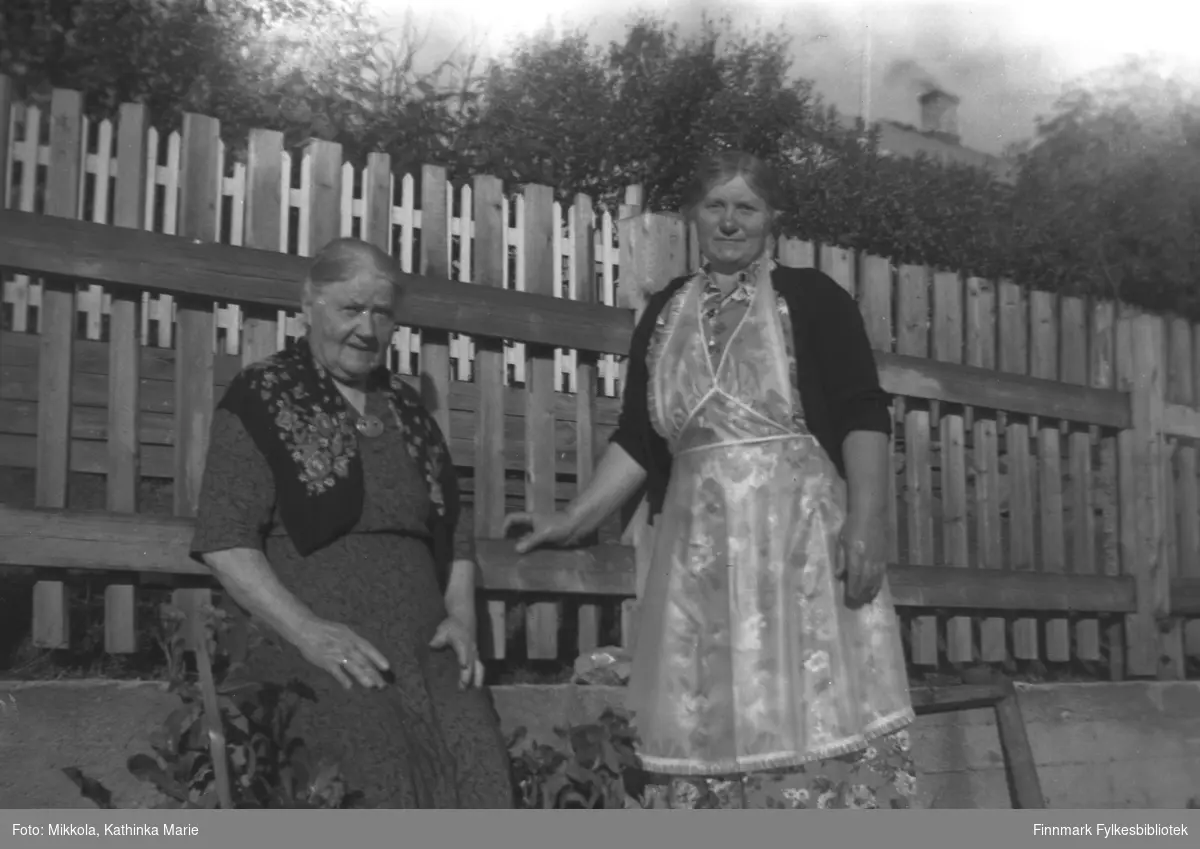 Ida Angel (til venstre) og en ukjent kvinne i en hage. Bildet kan være tatt i Kirkenes eller Vadsø antakelig ved samme anledning som 05007-002