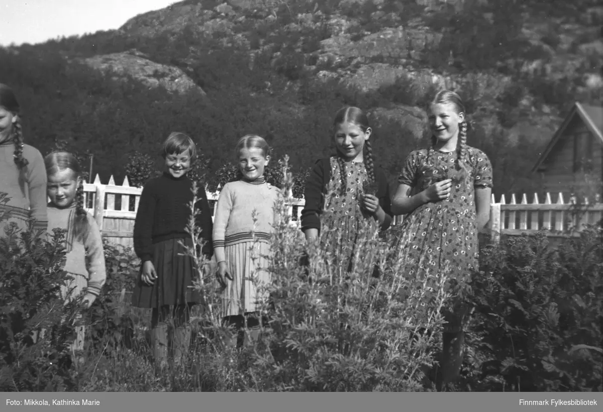 Sommerbilde fra hagen på Mikkelsnes. Jentene fra venstre: Ingrid og Herlaug Mikkola, Olga Nilsen, Astrid, Kari og Gudrun Mikkola