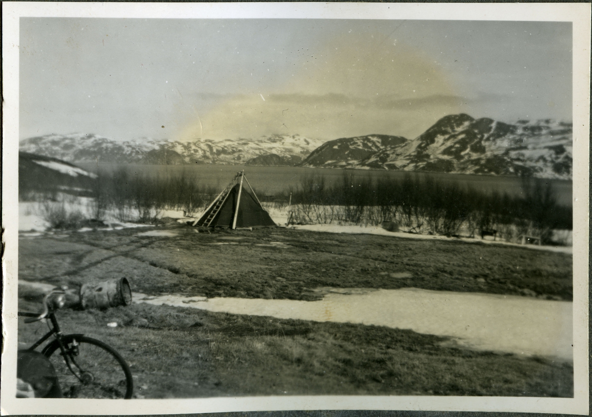 Friarfjord, fotografert i 1945. Teltet ble brukt som bolig av Ingmar Reeberg, Sigurd Bjørgum og Albert Andersen, under gjenoppbyggingen av fjøset etter at de kom tilbake til Finnmark etter krigen.