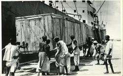 Lossing ved kai i Dakar, Senegal.