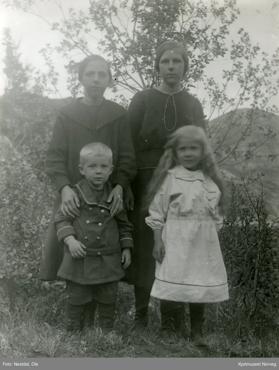 Bak fra venstre: Tora, Aasta, Peder og Maggi