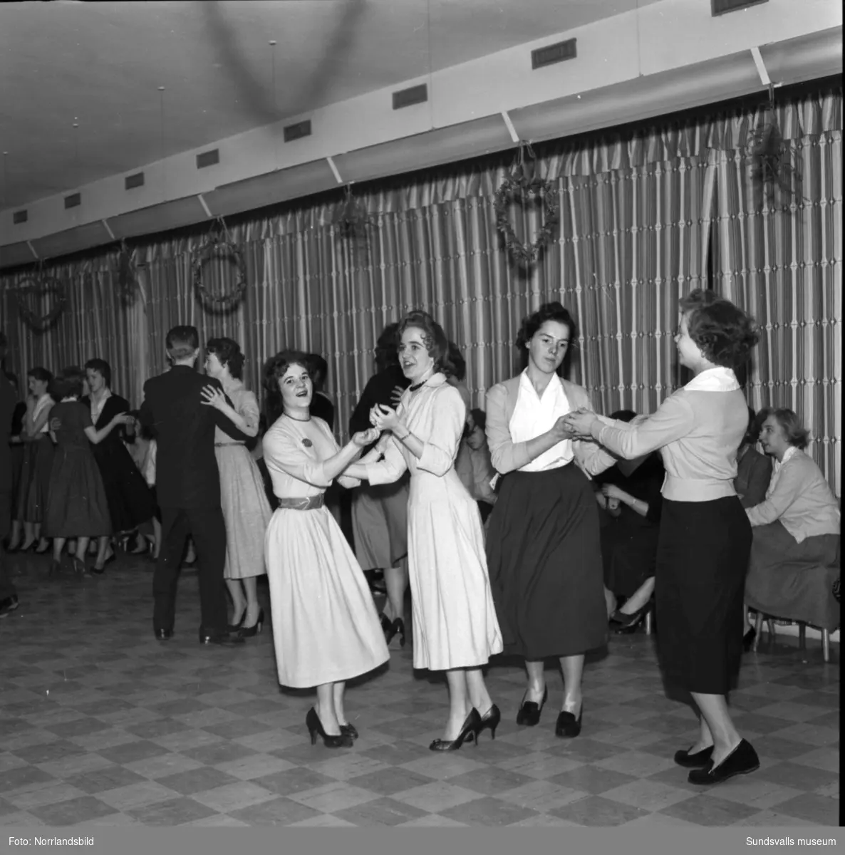 Verkstadsskolans julfest 1956 med middag, musik och dans.