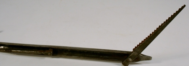 Hammer som kan åpnes og brukes som tang, sag eller skrujern. Tuppen av skaftet er spiss. Skrujernet sitter fast, men sagdelen kan enda vippes frem.