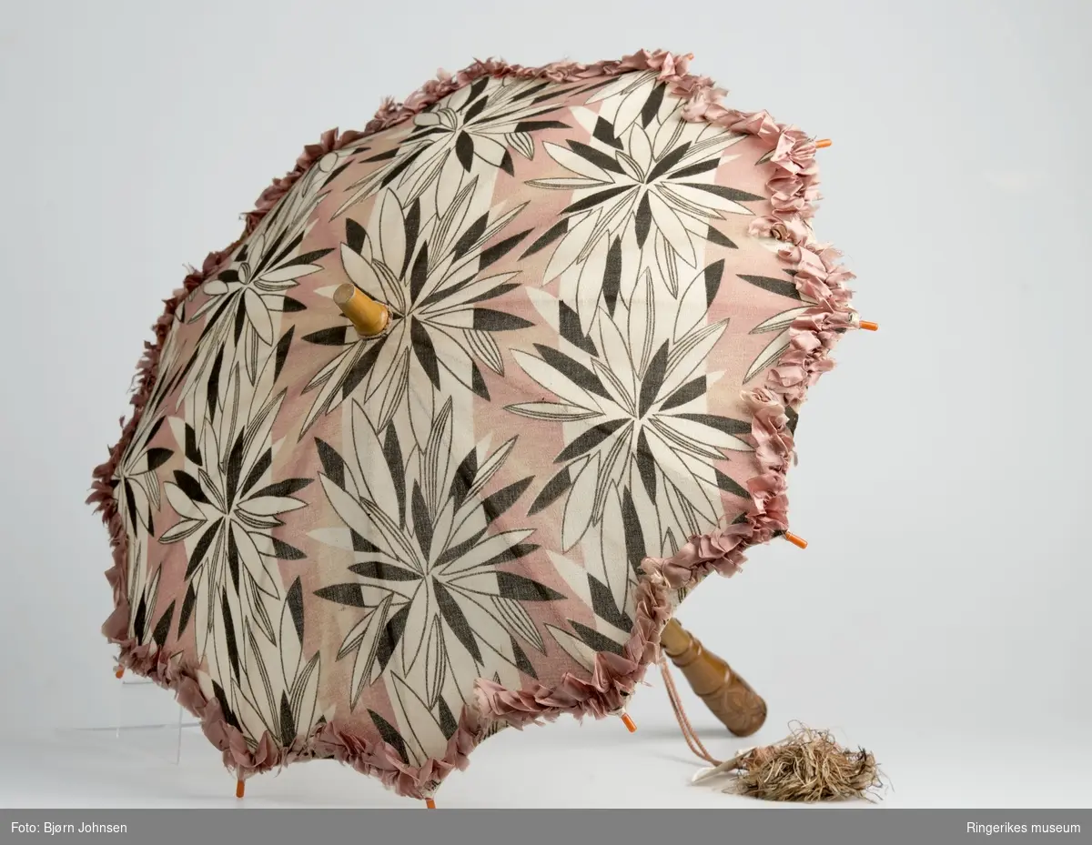 stilliserte blomster og blader, på skaftet - "sløyfer" samlet i en knopp/ stiliseert blomst