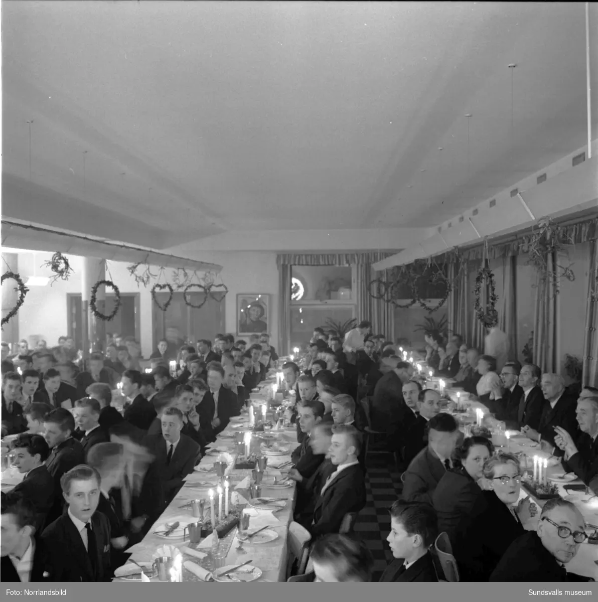 Verkstadsskolans julfest 1957 med middag, musik och dans.