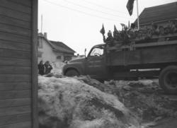 17. mai i Vadsø. En lastebil full av barn på lasteplanet, kj