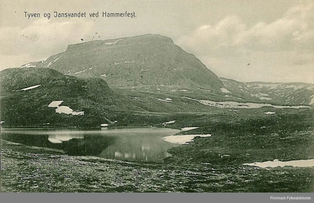 Postkort med motiv av fjellet Tyven og Jansvannet. Kortet er en jule- og nyttårshilsen til Arthur og Kirsten Buck på Hasvik. Kortet er sendt fra Hammerfest i 1911.