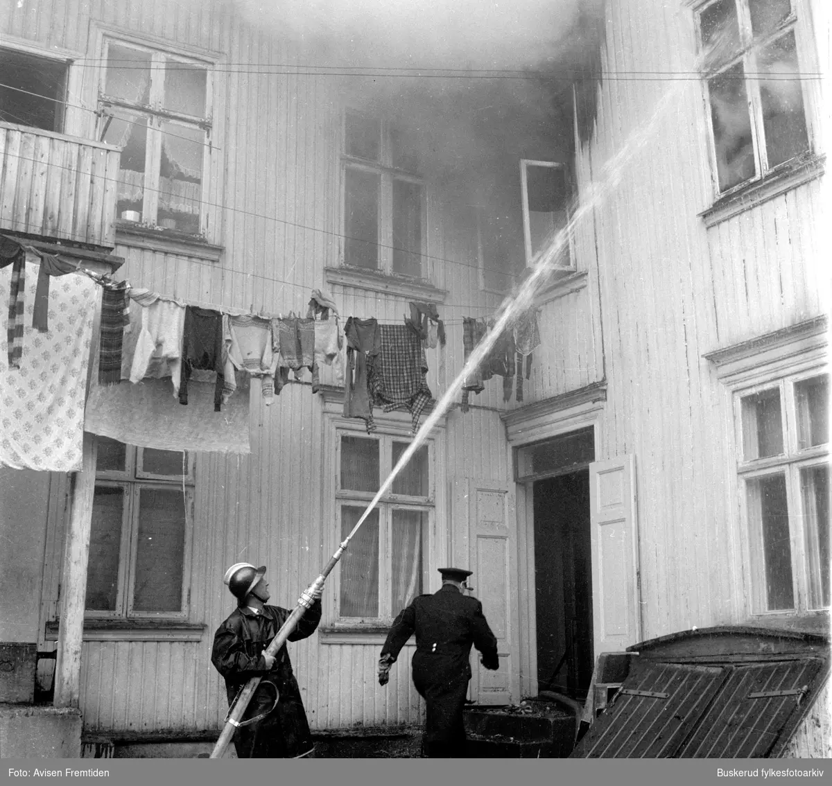Brann i Stangsgate 7,i klesbutikken Labelle i Hønefoss 
14. juni 1967. to barn omkom
pressebilder
Brannbil