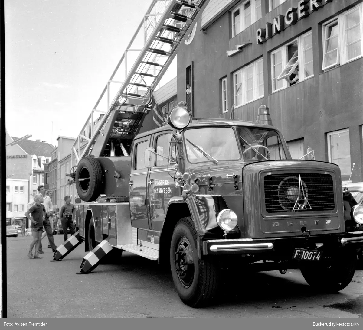 Den nye stigebilen er kommet 
1969
Utenfor brannstasjonen i Fossveien