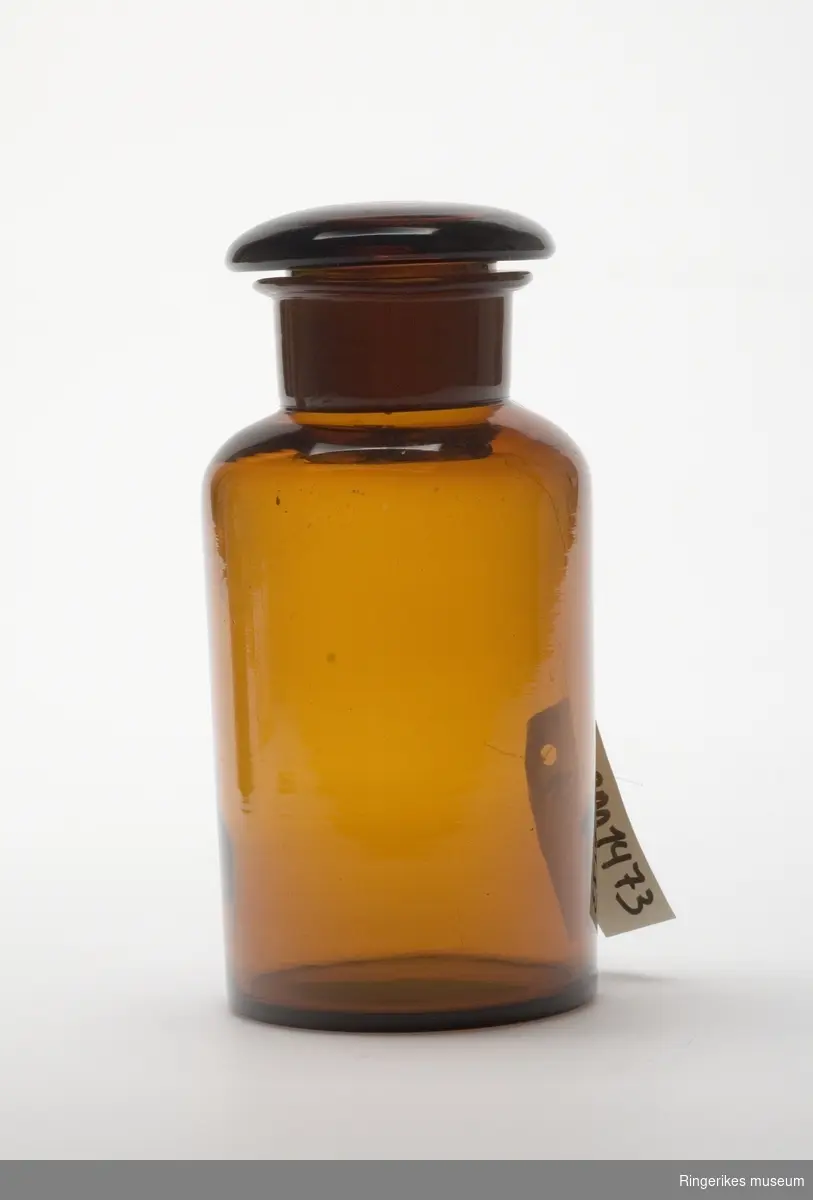Medisinflaske brunt glass

Apotekerflaske

Høyde 17,2 cm Ø 8,2 cm