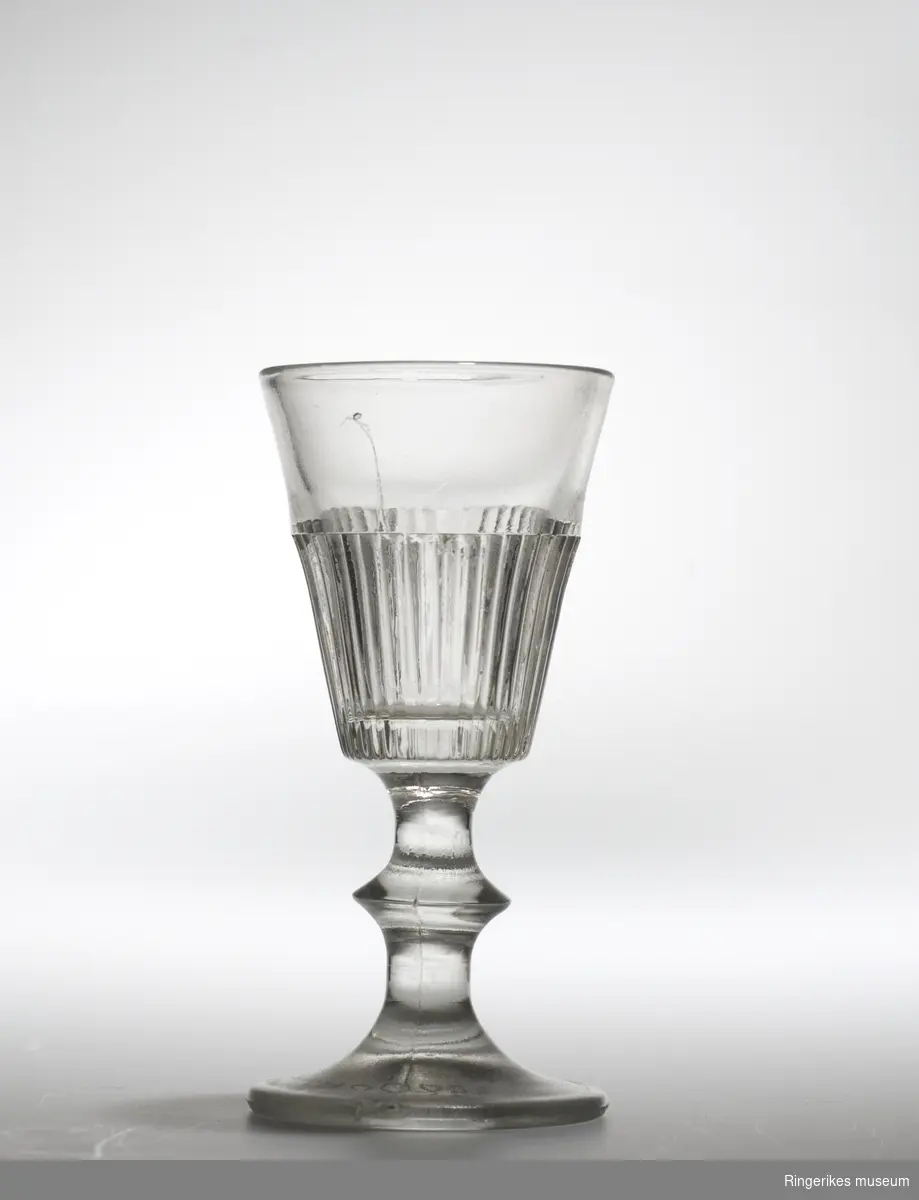 Glass fra Hadeland glassverk
Riflet med knapp
pressglass
1856