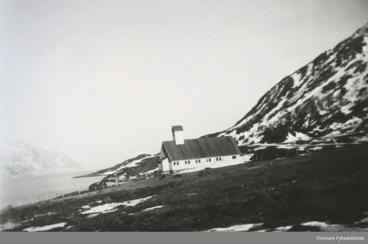 Kirken i Bergsfjord fotografert en tidlig vårdag i 1950(den stod ferdigstilt i 1951). Langkirken er hvitmalt med mange vinduer langs hele veggen. Taket har pappdekke og kirketårnet står på taket, nesten helt foran. Et lite vindfang er plassert på røstveggen. Området foran kirka er slett og har grusdekke. Foran på bildet er et jorde med lyng/gress og det ligger noen snøflekker spredt rundt. Noen gjerdestolper ses nedenfor og bak kirka. Til høyre på bildet begynner fjellsiden på  Gullmundstinden og det ligger endel snøflekker på det og. Skipperneset stikker ut i Bergsfjorden og tvers ovenfor det ses et noe diffust landområde.