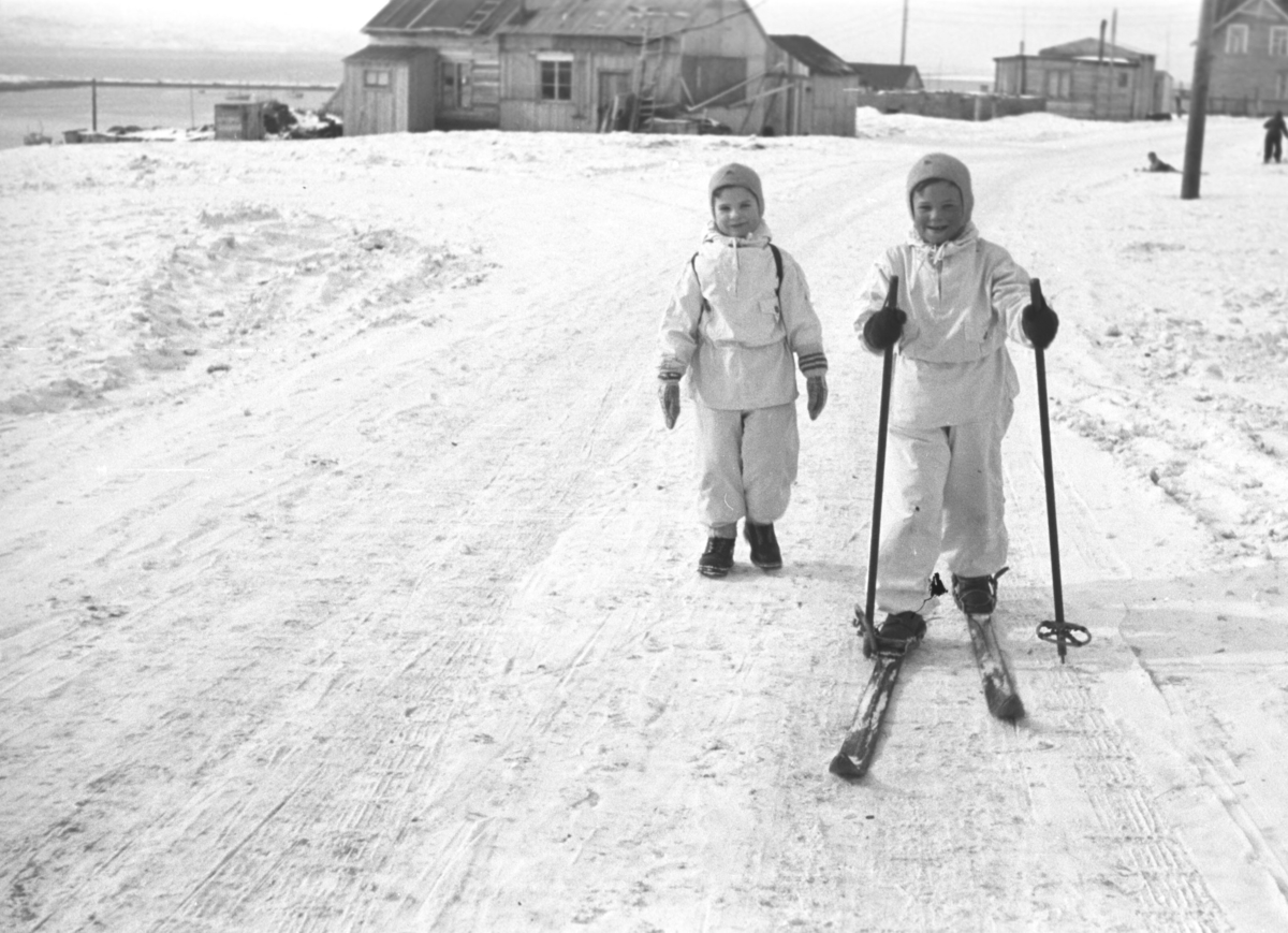 To gutter ute en vinterdag. Rolf Hauge) og Øystein Hauge med ski på beina.