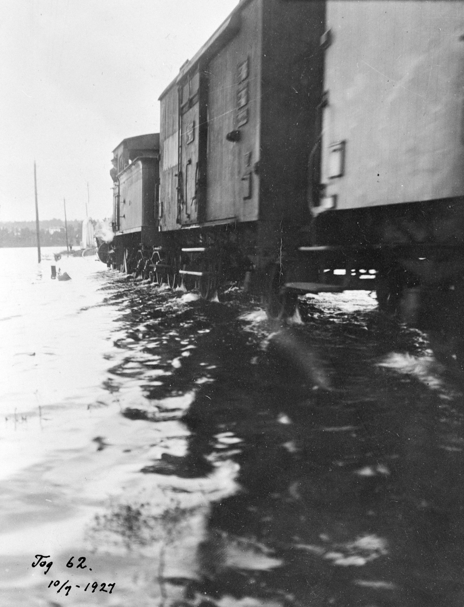 TOG NR. 62 OVER STANGEBRUA, FLOMMEN 1927. Jernbane, oversvømmelse, storflom i Mjøsa 10.07.1927.