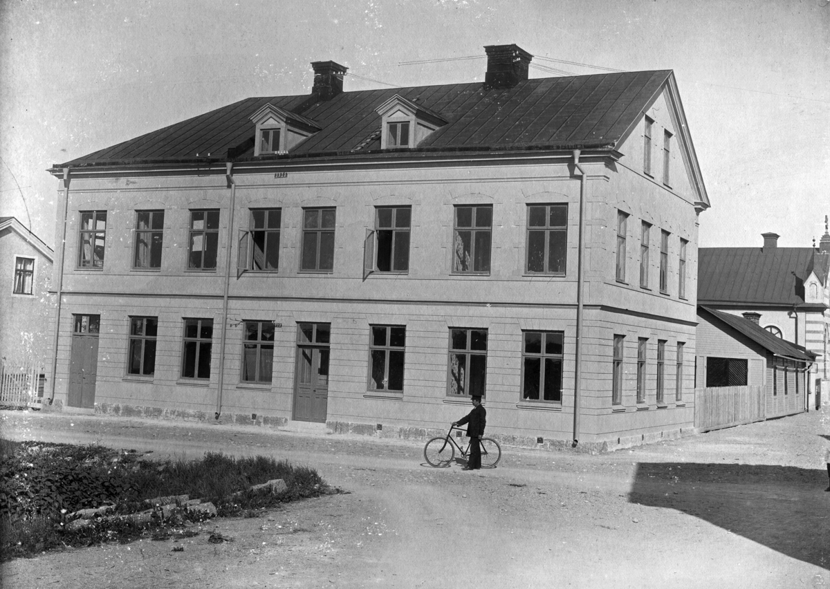 Snickerifabrikör Emil Johanssons (1864-1923) gård (t.o.m. 1911), Kryddgårdsgatan 34 - Sandgatan 21, Enköping, vy från öster, tidigast 1900.