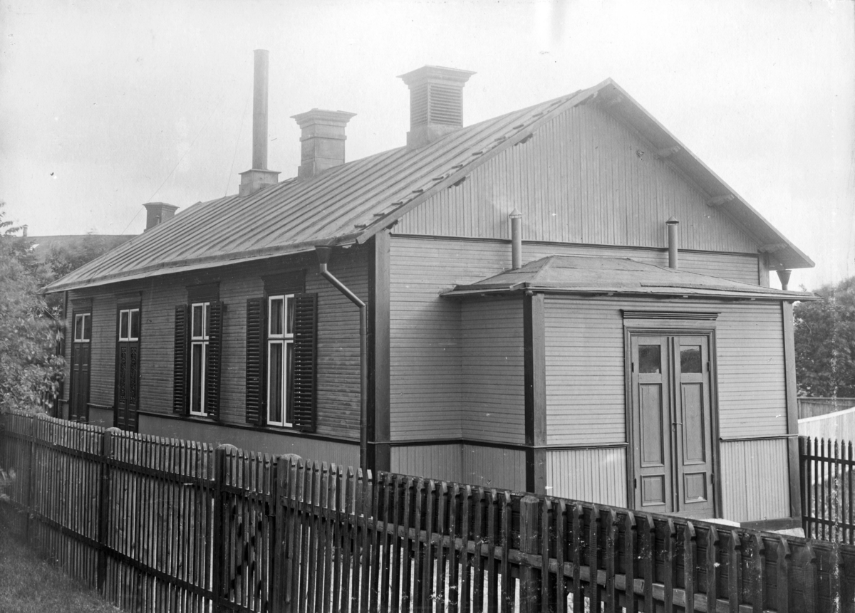 Stadens första epidemisjukhus, öster om dåvarande sjukhuset, Munksundet, Enköping, vy från sydväst, tidigast 1892.