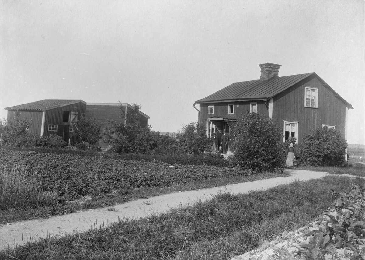 Grundläggare J. P. Anderssons (1847-1930) gård "Karlsborg", nuvarande Strömgatan 4, Enköping, vy från öster.
