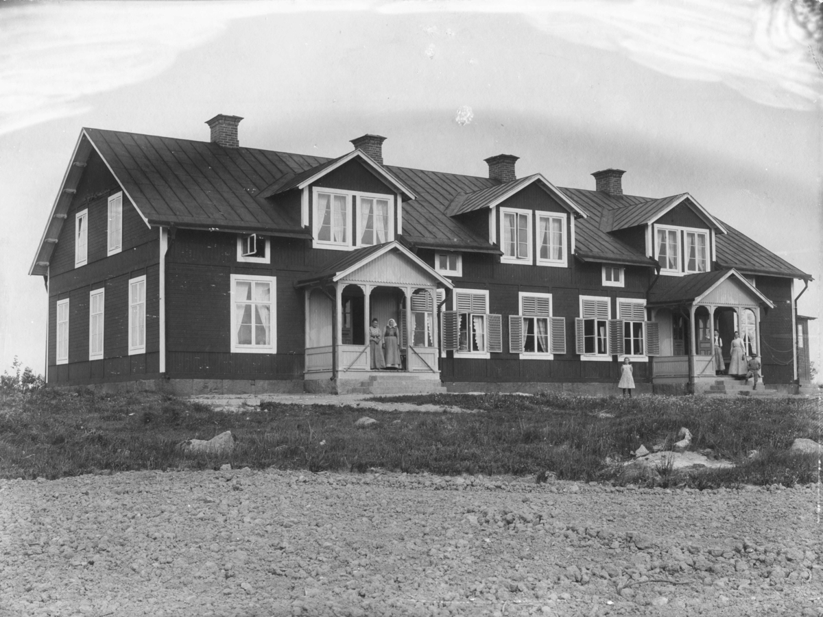 Tillinge fattiggård, sex personer, Dorsilla, Tillinge socken, Uppland, tidigast 1896.