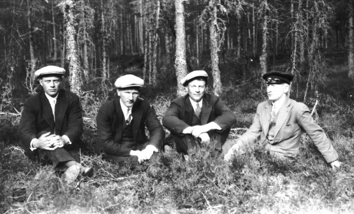 Gruppeportrett i skogen av personer fra Bjelland og Audnedal.