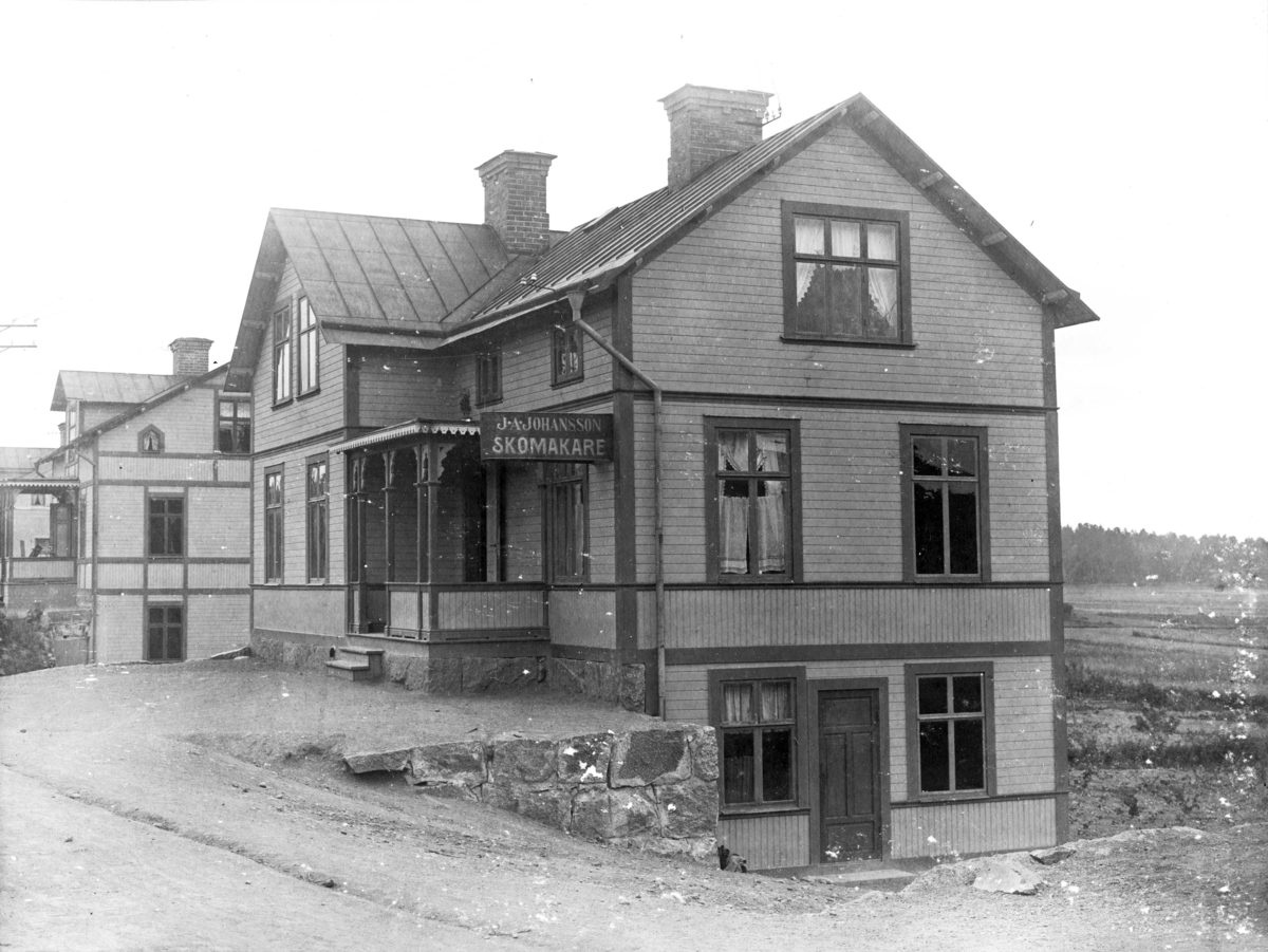 Skomakare J. A. Johanssons gård, Fannagatan 37, Enköping, vy från norr, tidigast 1901.